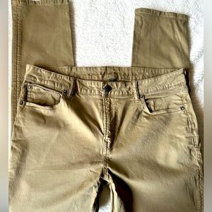 American Eagle Straight Flex Khaki Pants. 36X32. New without tags